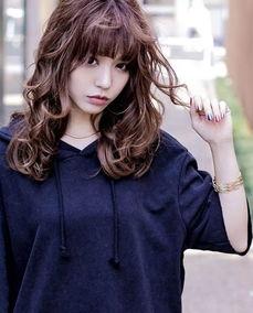 中发中卷发型图片,时尚潮流的优雅演绎